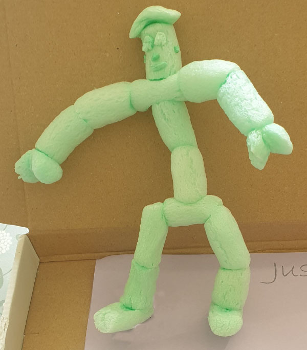 Mannetje gemaakt van de verpakkingschips in een bestelling